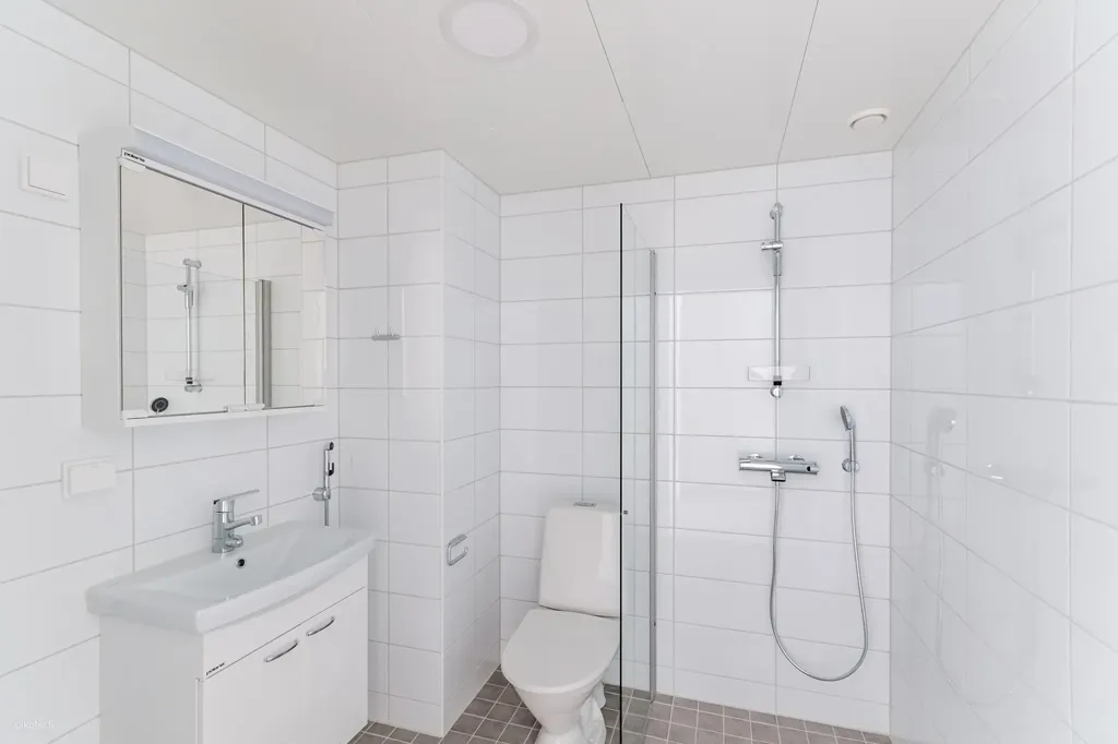 Salles de bain - Modern Flat with Balcony in Koivukylä, Vantaa