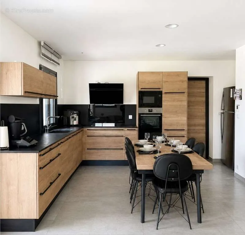 Cuisine - Maison PMR Contemporaine avec Piscine à Dijon