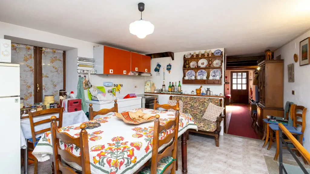 Salle à manger - Rustic Mountain Chalet with Courtyard in Sampeyre