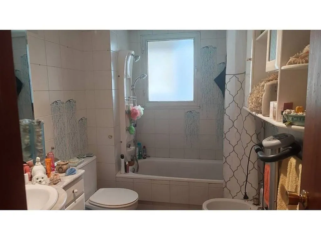 Salles de bain - 3-Bedroom Flat with Balcony in West