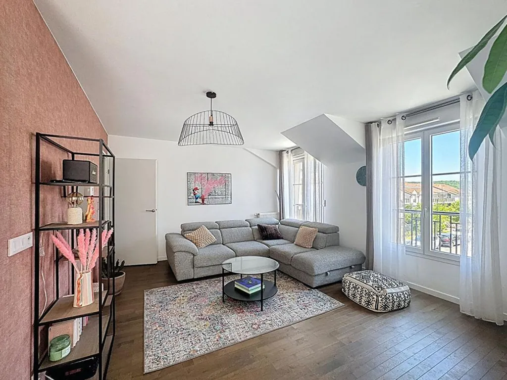 Séjour - Appartement 3 Pièces avec Balcon au Dernier Étage à la Lisière de la Forêt