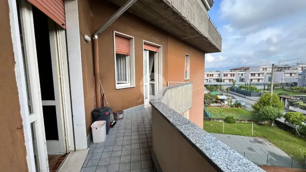 Balcon - Spacious 2-Bedroom Flat with Balcony in Erbusco