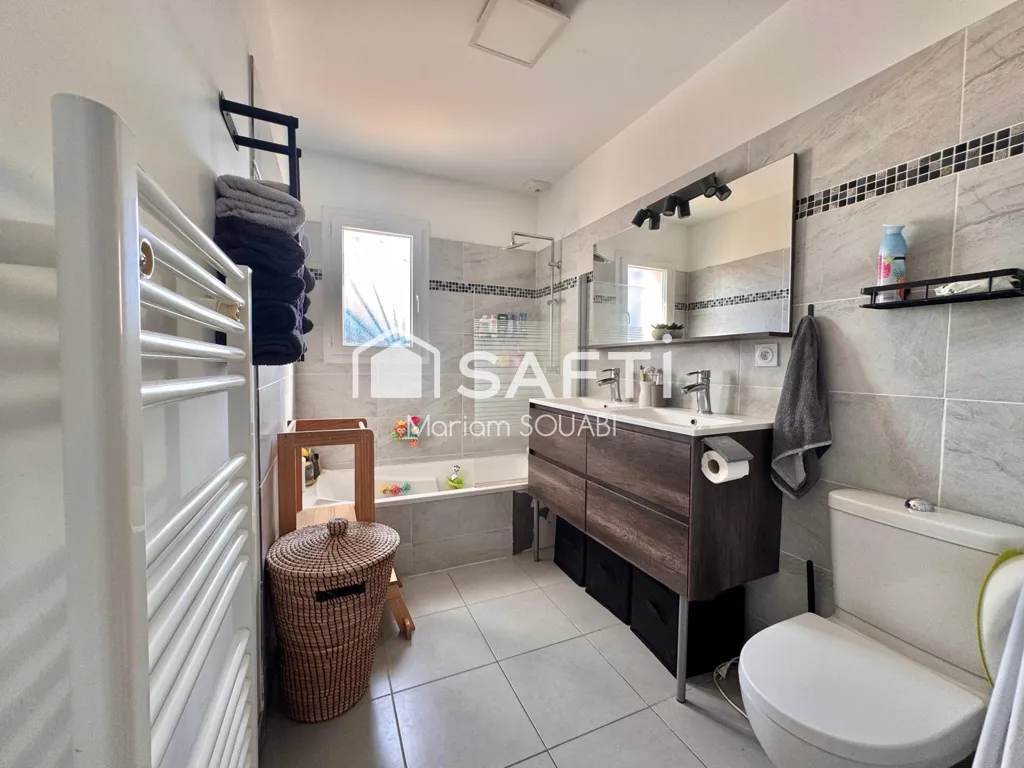 Salles de bain - Maison de Plain Pied avec Jardin à Brignac