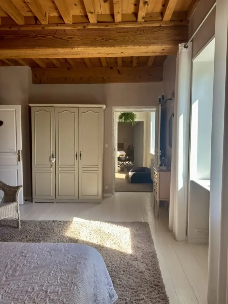 Chambres - Maison historique avec grand terrain à Montanay