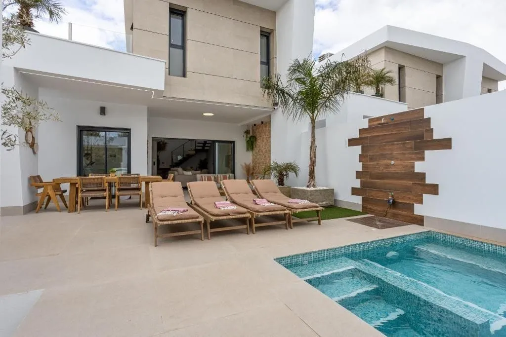 Bassein - Modern Villa with Pool near Dolores Park