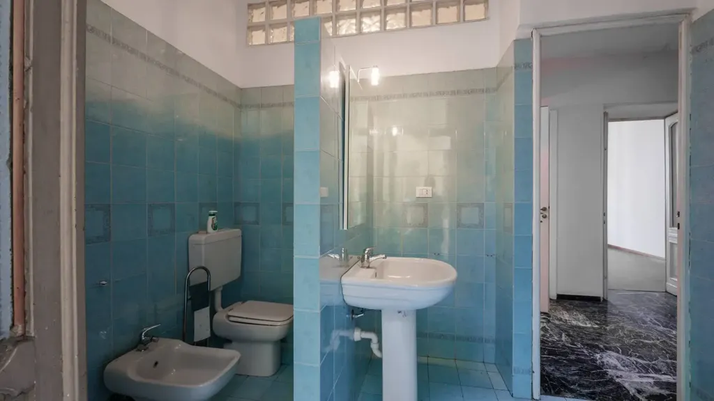 Bathrooms - Liberty Style Apartment with Bow Window in Turin