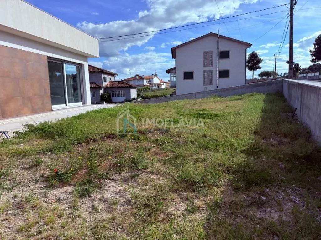 Aed - Luxury Detached House with Garage in Chaves