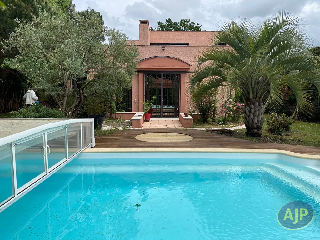 Pool - Exceptional House with Pergola in Merignac