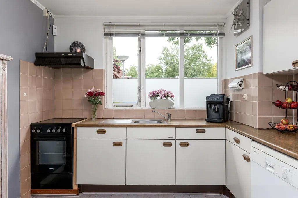 Köök - Spacious 5-Bedroom House with Deep Garden in Almere