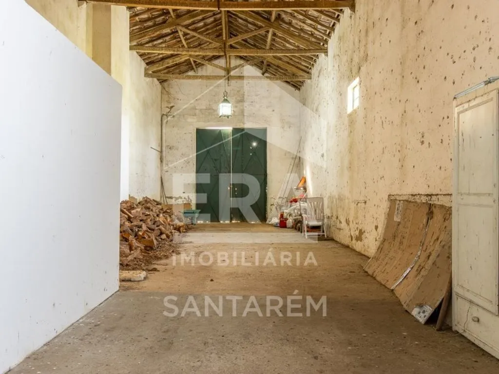 Garage - Luxury House with Agricultural Land in Benfica do Ribatejo