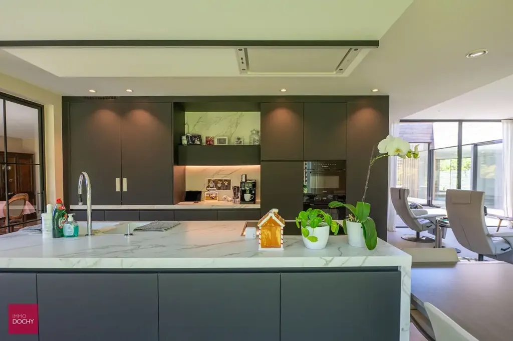 Köök - Spacious Villa with Indoor Pool in Suburb