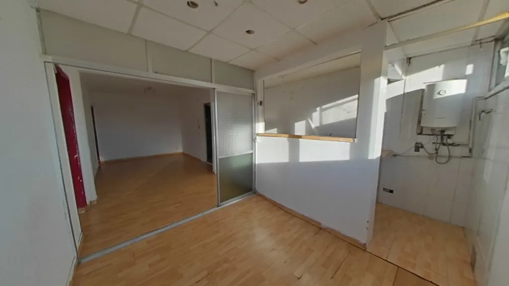 Pièces - Flat with Parquet Floors in Badalona