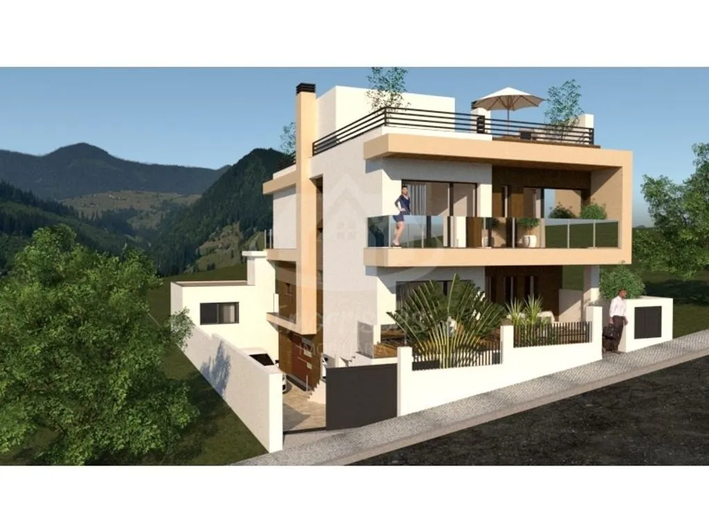 Luxury House with Rooftop in Loures