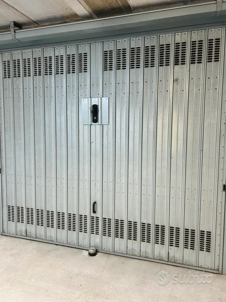 Garage - Single Car Box in Via Jan Palach, Milan