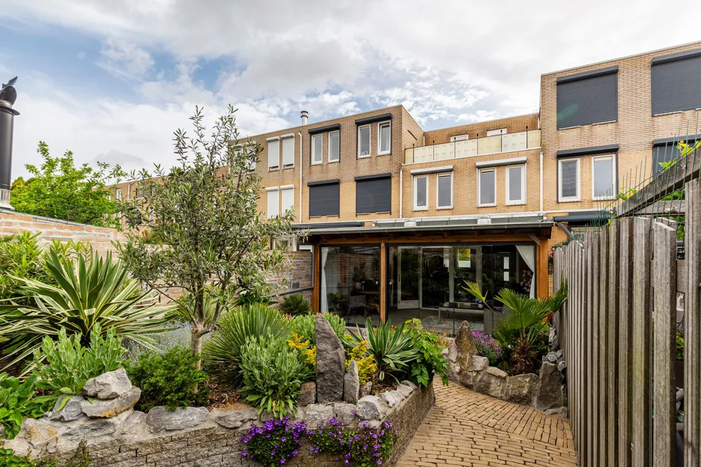 Aed - Estate-Style House with Balcony in De Strijp