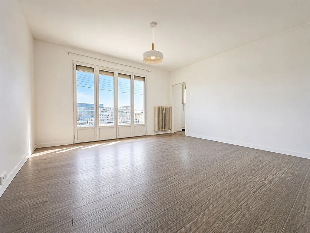 Pièces - Appartement Rénové avec Balcon à Orléans