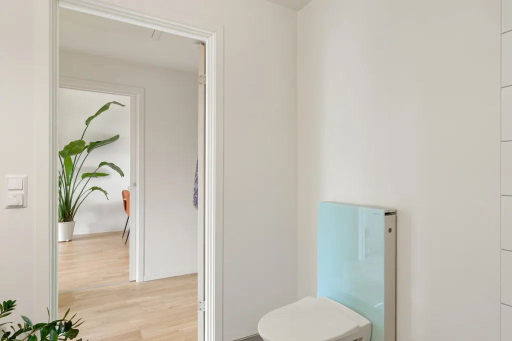 Salles de bain - Modern 2-Bedroom Flat with Balcony in Sola