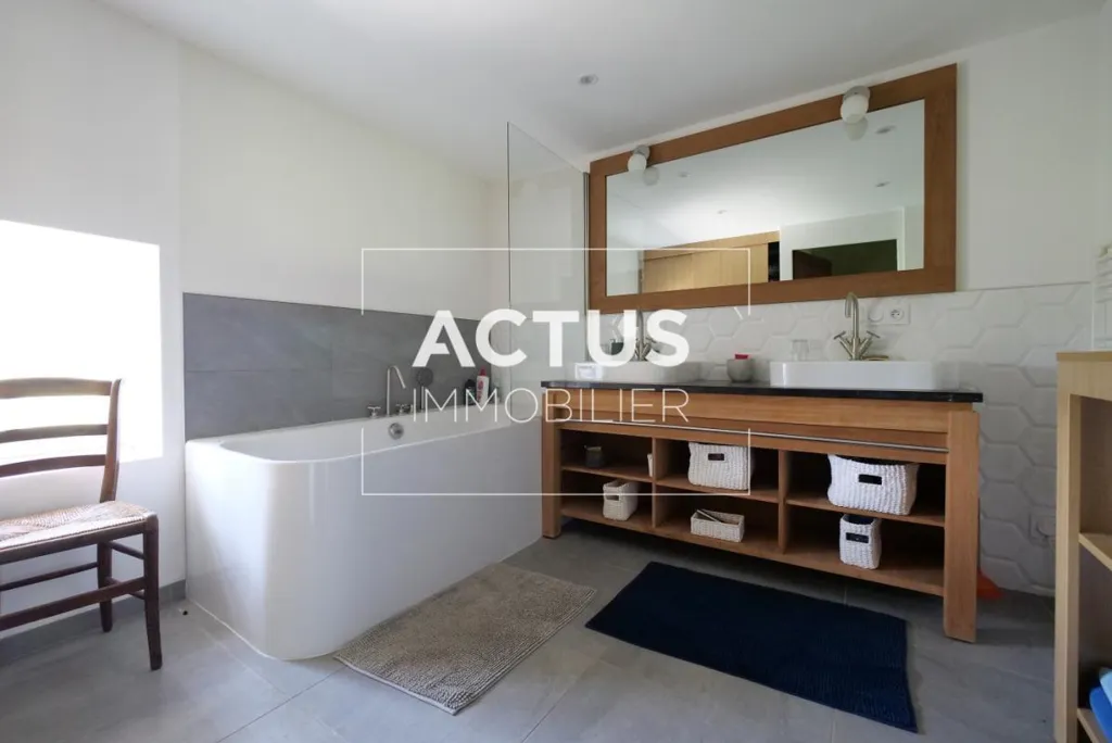 Bathrooms - Charming House with Pool in Lamanon
