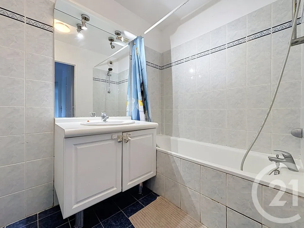 Bathrooms - Garden Terrace Flat in Marseille 9th