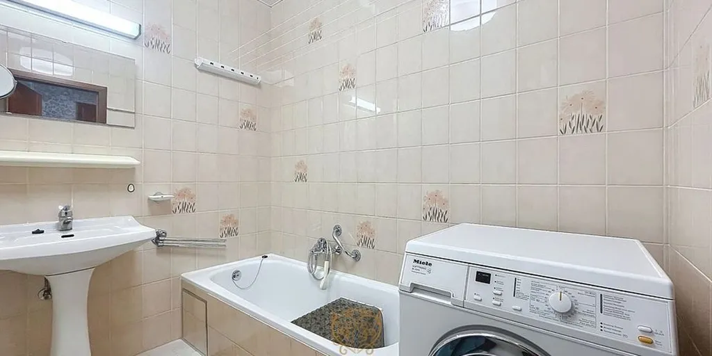 Bathrooms - Renovatable Apartment with Garage in Niel