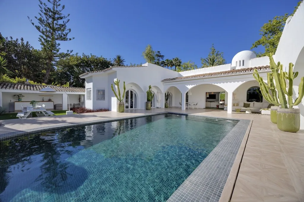 Piscine - Renovated Villa with Mountain View in Marbella