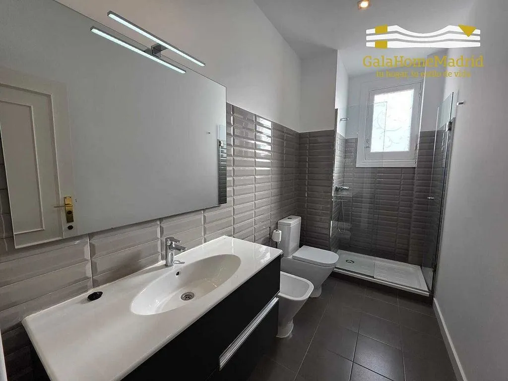 Vannitoad - Modernised Flat with South Light in Trafalgar