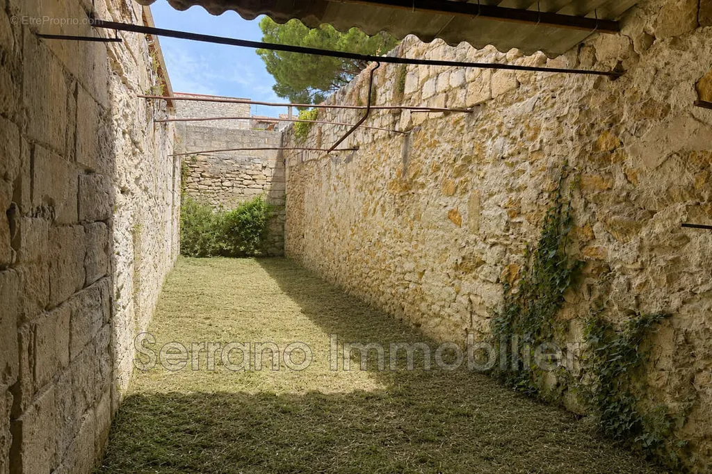Garden - House with Garden View in Beaucaire