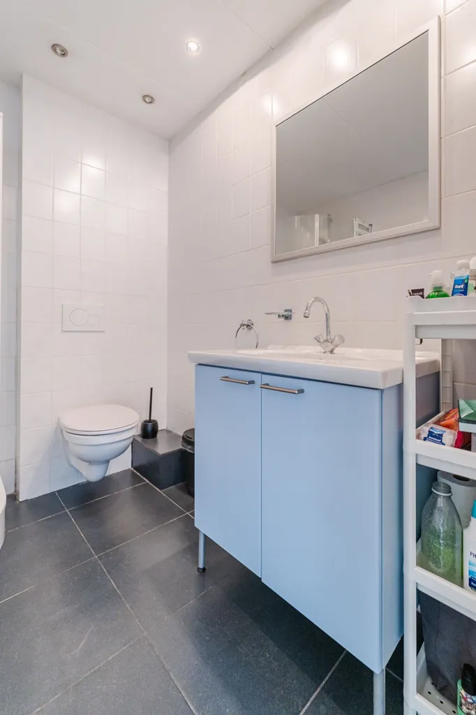 Salles de bain - Bright Two-Bedroom Flat with Panoramic View in Haarlem