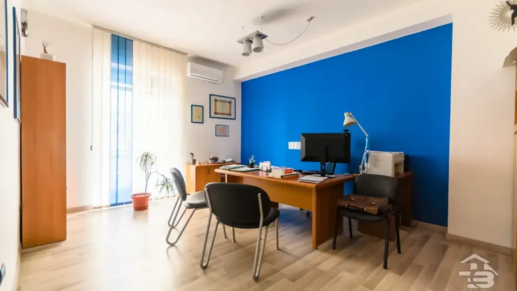 Bureau - 7-Room Apartment with Triple Exposure in Manfredonia