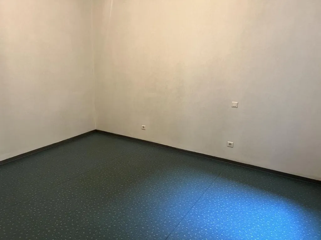 Pièces - Appartement Ensoleillé avec Ascenseur en Centre-Ville