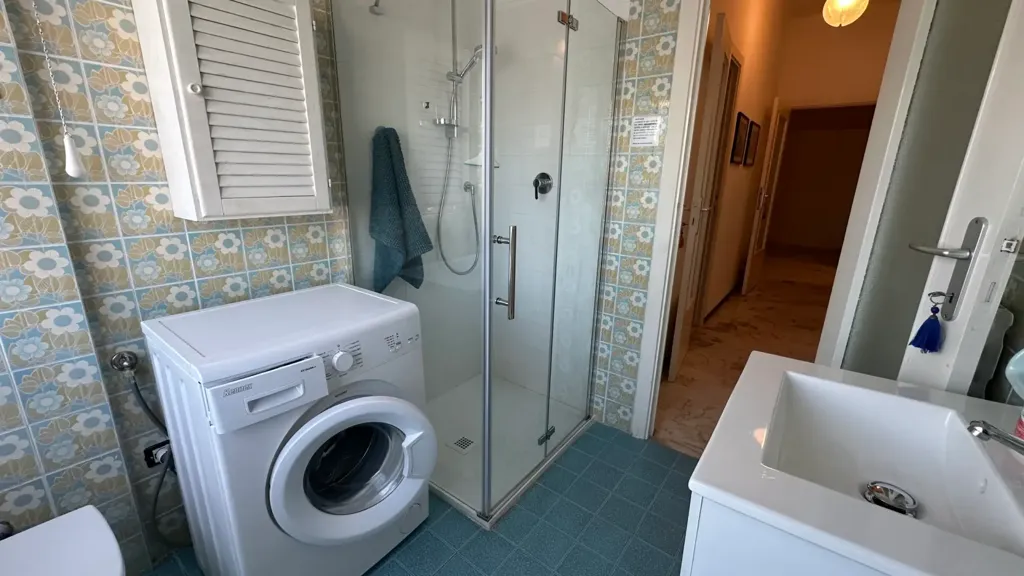 Salles de bain - Sea View Apartment with Balcony in Chiavari