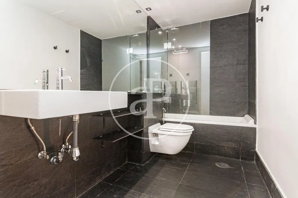 Bathrooms - Modern Apartment with Balcony Views in Madrid Centre