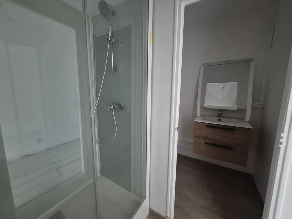Salles de bain - Immeuble avec Appartements et Local Commercial à Eyragues