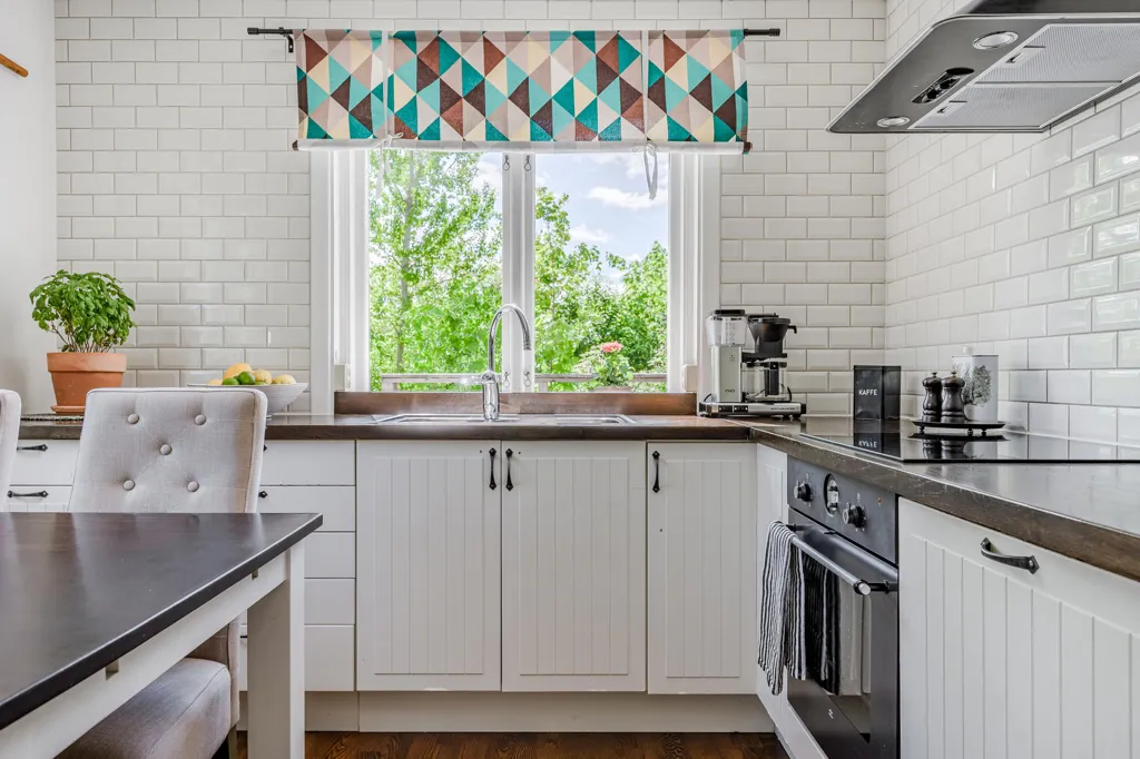 Cuisine - Charming Red Cottage with Garden in Samuelsdal