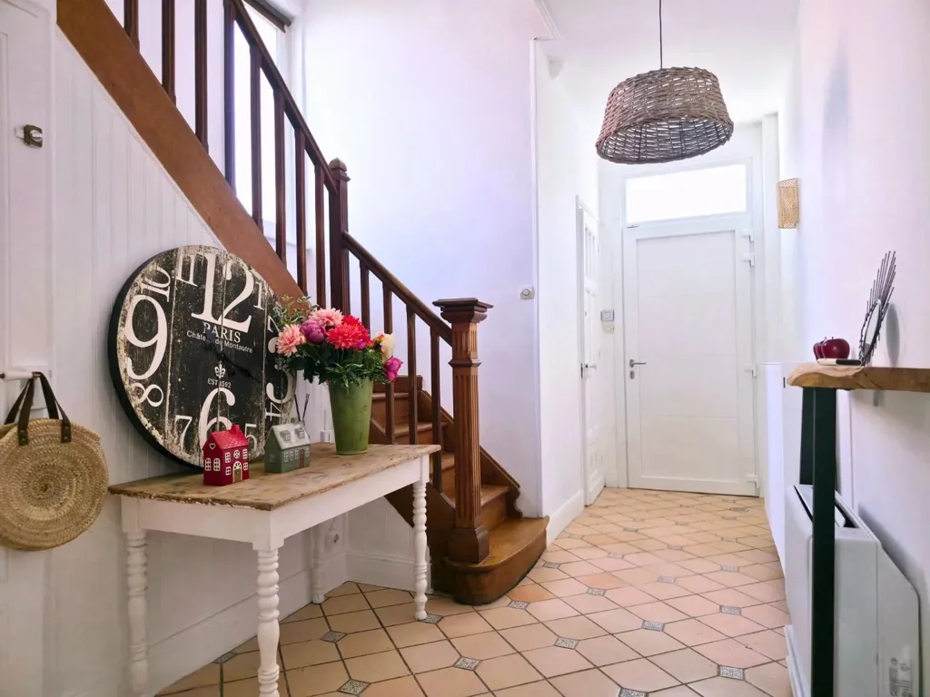 Villa Art déco avec Piscine à Caudry Centre