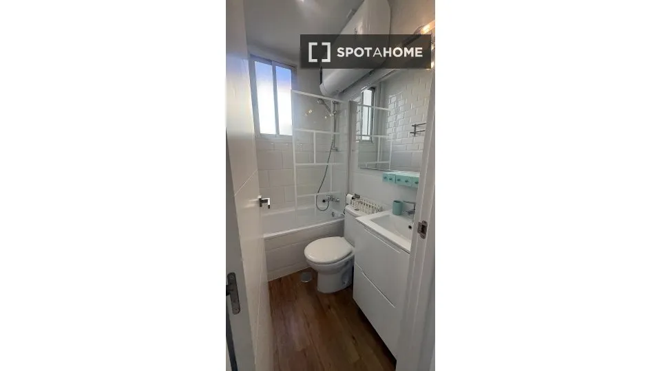 Bathrooms - 1-Bedroom Apartment in Pacifico, Madrid