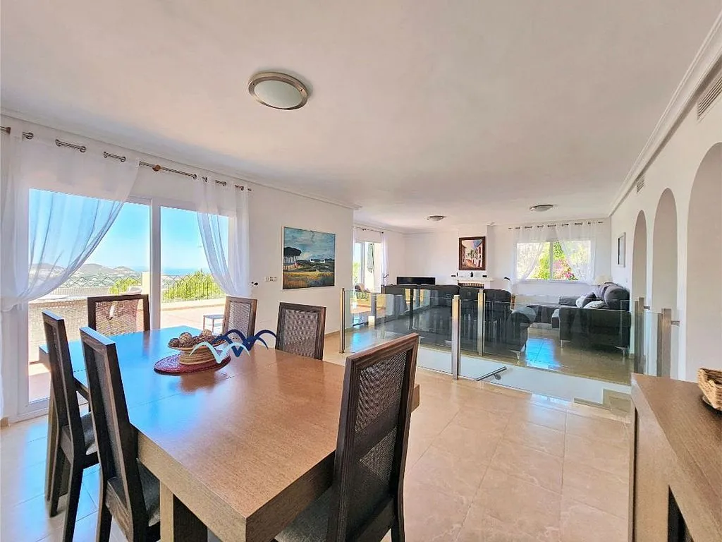 Dining Room - Chalet with Pool and Sea View in Golf Area