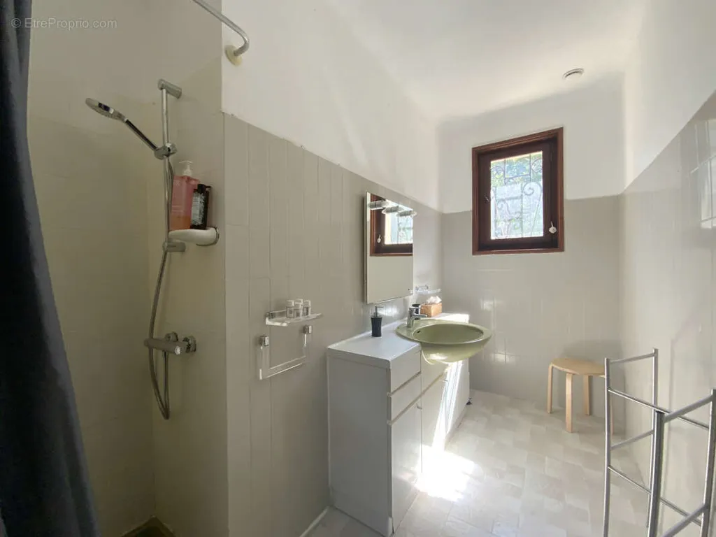Salles de bain - Maison avec Piscine et Vue Jardin à Uzès
