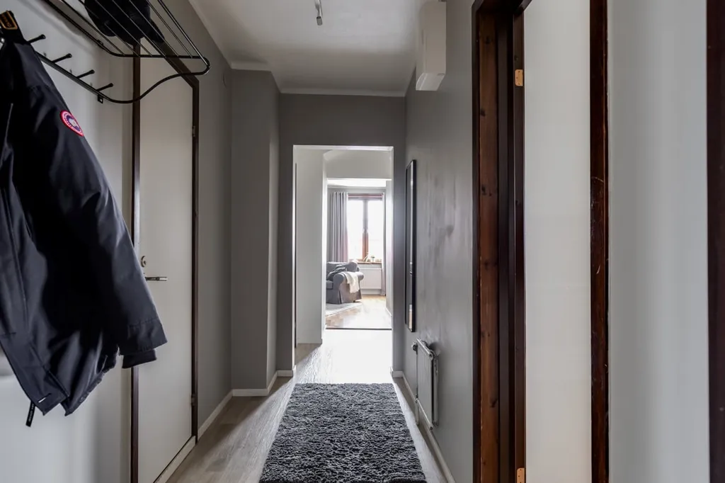 Hallway - Charming Two-Bedroom Flat with Balcony in Central North