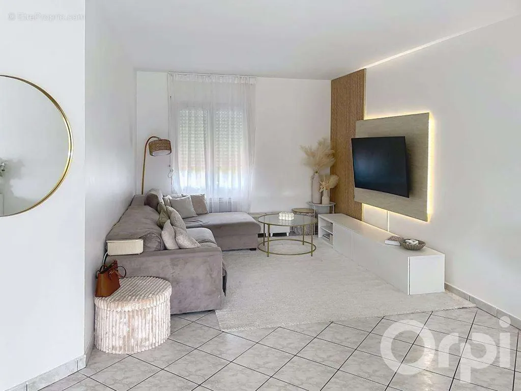 Séjour - Immeuble Mixte avec Atelier et Appartement Loué à Saulx-les-Chartreux