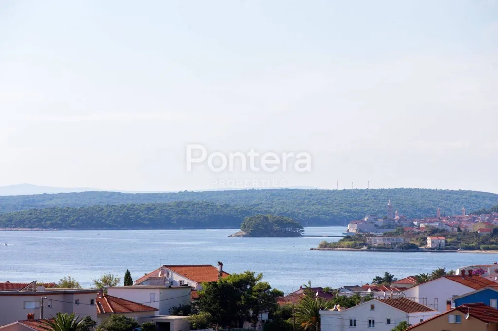 Large Apartment House with Private Garden in Rab