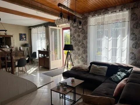 Séjour - Maison avec Dépendances et Terrain à Luxé