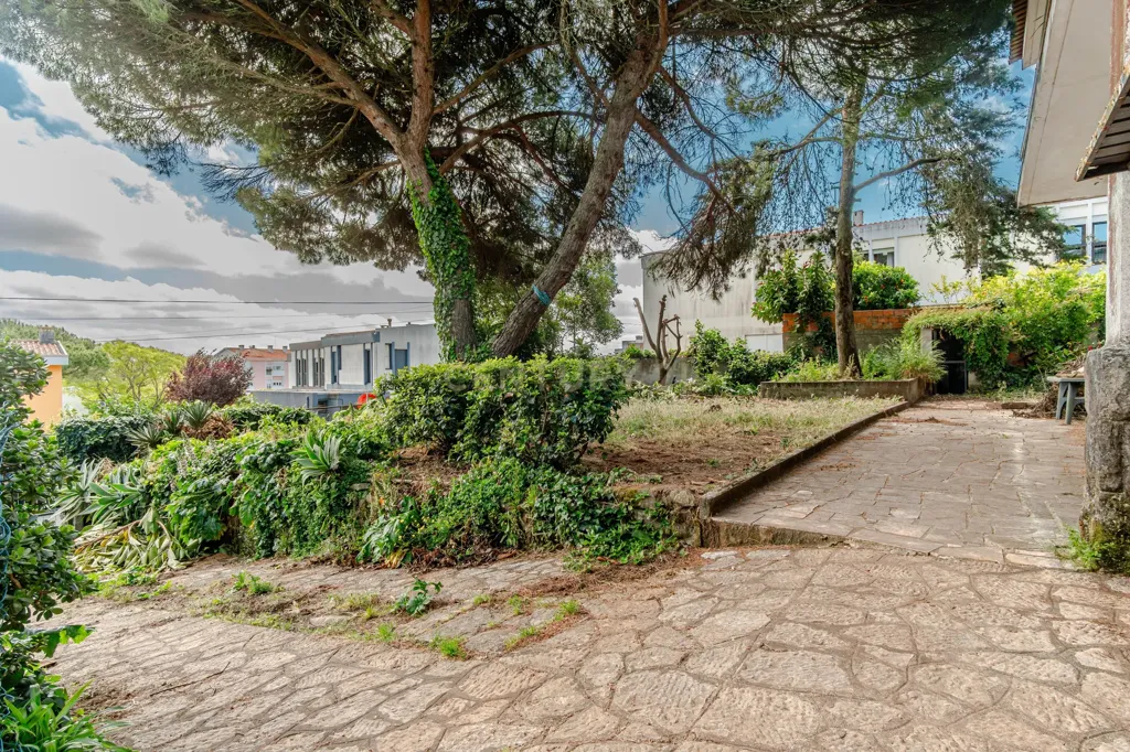 Aed - T6+1 House with Garden in Alfragide Norte