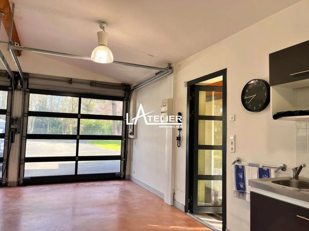 Garaaž - Spacious Property with Pool in Sautron