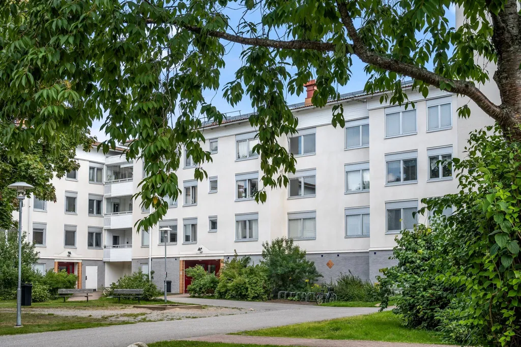 Giardino - Well-Planned Two-Bedroom Flat with Garden Access