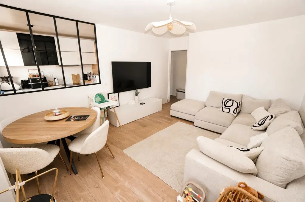 Elutuba - 3-Bed Flat with Balcony in Drancy