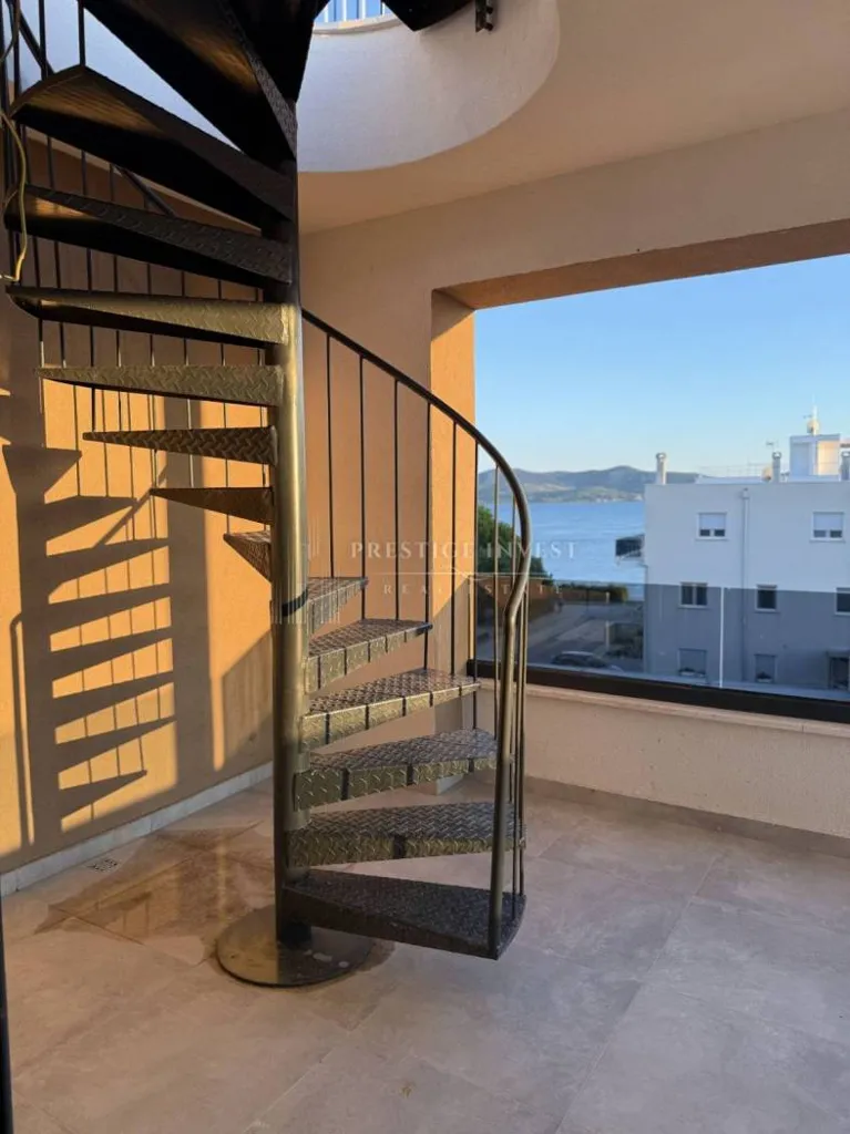 Toad - Penthouse with Sea View in Sukošan