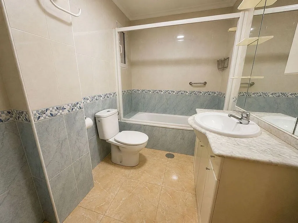 Salles de bain - Apartment with Balcony in María Cristina