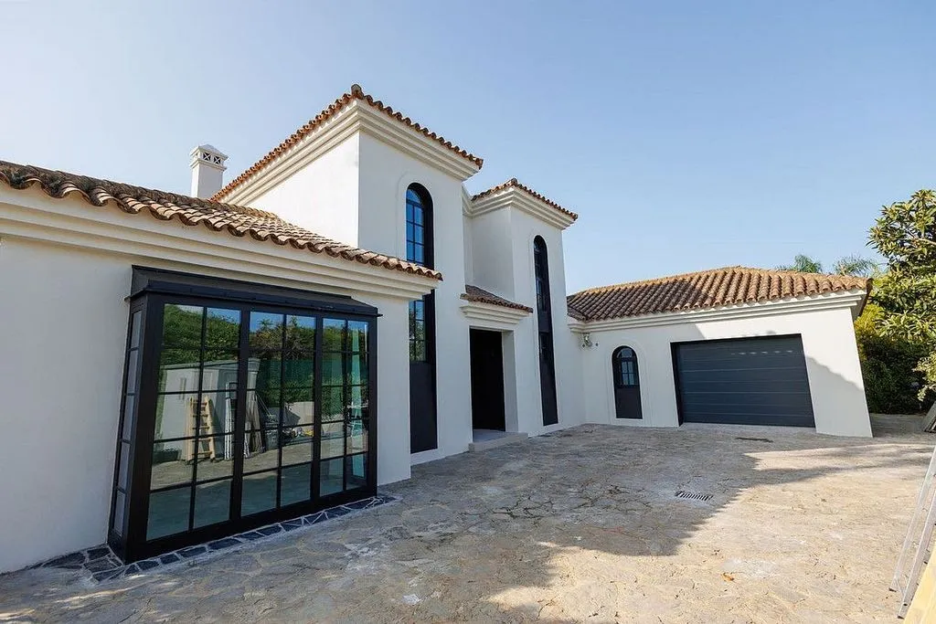 Exterior - Chalet with Pool and Terrace in Sotogrande