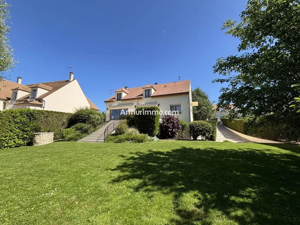 Garden - 8-Piece House with Pool Potential near Santeny